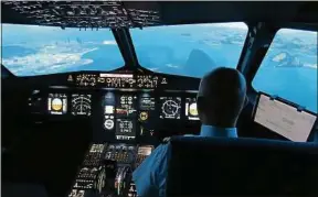  ??  ?? Un écran de 180° installé dans le cockpit permet d’apprécier le paysage.