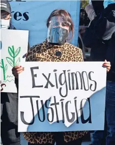  ??  ?? Estela Márquez manifestán­dose durante uno de los juicios de los detenidos