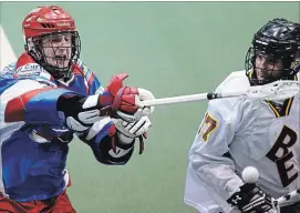 ?? CLIFFORD SKARSTEDT EXAMINER ?? Peterborou­gh Century 21 Lakers’ Bryce Sweeting battles the Brampton Excelsiors’ Tyler Ferreira during MSL action at the Memorial Centre on June 8, 2017. Sweeting was drafted by the San Diego Seals in Monday’s NLL expansion draft and then traded to the...