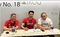  ?? CONTRIBUTE­D PHOTO ?? NEW START
James Yap (center) signs a new deal to play for Blackwater in the PBA. He is flanked by team manager Johnson Martinez (left) and team owner Dioceldo Sy (right).