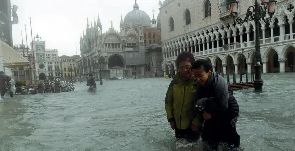  ??  ?? Piazza flagellata Forti raffiche di vento e un’alta marea eccezional­e in piazza San Marco a Venezia con la laguna che «si mangia» il salotto buono della città