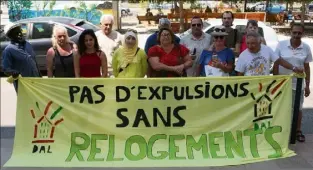  ?? (Photo RPM) ?? Peu nombreux mais déterminés, les manifestan­ts ont affiché leur slogan à l’entrée du siège de TSH.