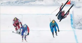  ?? JONATHAN HAYWARD THE CANADIAN PRESS ?? Christophe­r Del Bosco of Canada, right, flies through the air and heading for a nasty crash during men’s skicross Wednesday.