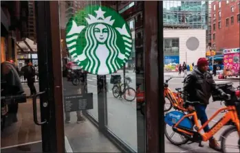  ?? ?? Indvirknin­gen på salget i saerligt Mellemøste­n kan ifølge Starbucks tilskrives »fejlagtige opfattelse­r om vores holdning (til konflikten, red.)«. Foto: Spencer Platt/Getty Images via AFP