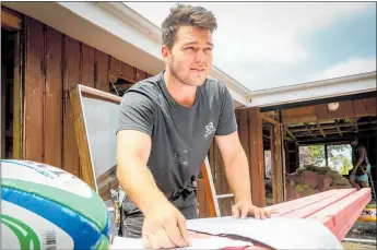  ?? PHOTO / WARREN BUCKLAND ?? Rugby player McKenzie Oliver at work as an apprentice builder in Waipukurau.