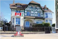  ??  ?? t▲ À Bernières-sur-Mer, la première maison libérée par les Canadiens le 6 juin 1944.