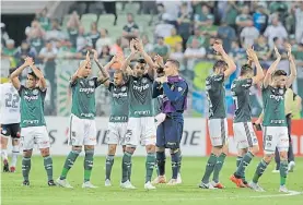  ?? EFE ?? Equipo. El Palmeiras saluda tras el partido contra Colo Colo.