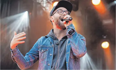  ?? FOTO: PETER ENDIG/DPA ?? Mark Forster spielt beim Konzert zum Gedenken an die Opfer des Terroransc­hlags von Halle am 9. Oktober 2019.