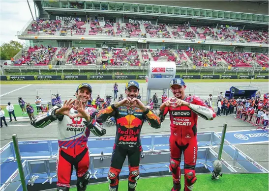  ?? MOTOGP.COM ?? Oliveira, Zarco y Miller posan con la tribuna principal de Montmeló detrás. Casi 20.000 espectador­es estuvieron en las gradas