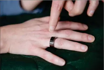  ?? ?? Birgitte Rahbek Kornum har en Oura-ring, der samler data om hendes søvnkvalit­et. Foto: Gregers Tycho