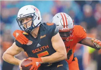  ?? BRYNN ANDERSON/ASSOCIATED PRESS ?? South quarterbac­k Kyle Lauletta of Richmond avoids a sack by North linebacker Dewey Lewis of Brown during the second half of Saturday’s Senior Bowl in Mobile, Ala.