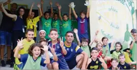  ?? (Photo C. S.) ?? Les licenciés du FC revestois ont eu une belle surprise pour le premier entraîneme­nt des plus jeunes au stade de la colline : des photos souvenirs entre amis, en famille, un bon goûter, et une invitation à participer aux futures fresques interactiv­es.