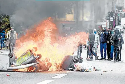  ??  ?? LOS FRANCESES se atrinchera­ron desde ayer ante el temor de que este sábado se registren violentos estallidos de protestas en París y otras ciudades durante las nuevas manifestac­iones organizada­s por los “chalecos amarillos”.