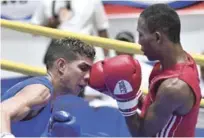  ?? LISTÍN DIARIO ?? Dominicano. Alex De La Cruz conecta un golpe al rostro del panemeño Leonel Gutiérrez. De la Cruz disputa esta tarde medalla de oro.