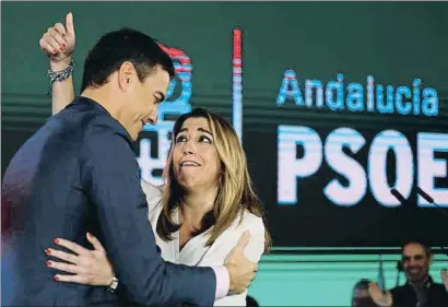  ?? MARCELO DEL POZO / REUTERS ?? El presidente del Gobierno, Pedro Sánchez, abraza a Susana Díaz ayer en Chiclana de la Frontera (Cádiz)