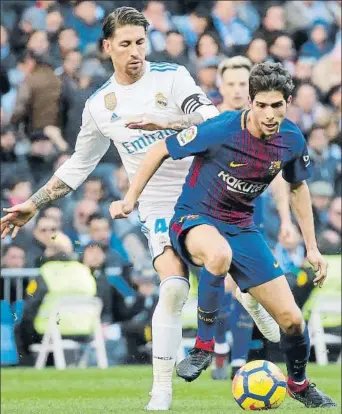  ?? FOTO: PEP MORATA ?? Sergi Roberto controla un balón ante Sergi Ramos en el Santiago Bernabéu el mediodía del 0-3