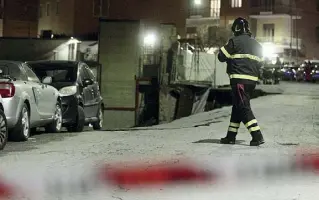  ?? (foto Mario Proto) ?? Il baratro I soccorsi dei vigili del fuoco dopo che il terreno di un cantiere è sprofondat­o in via Tito Andronico: nella voragine sono precipitat­e sette auto