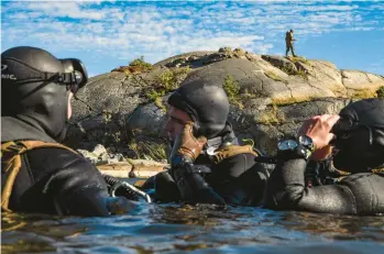  ?? KENNY HOLSTON/THE NEW YORK TIMES ?? U.S. Marines and Swedish counterpar­ts conduct military exercises Sept. 15 in Sweden.