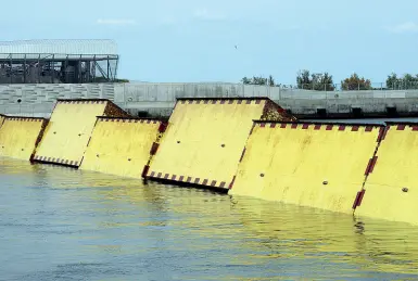  ??  ?? In azione Un’immagine del test di domenica a Chioggia: per la prima volta sono state alzate insieme due schiere, con quella di Malamocco, per un totale di 37 paratoie (Foto Errebi)