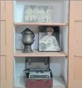  ?? PARDEEP PANDIT/HT ?? Some family pictures, utensils and a typewriter are among the things kept at the house renovated last year at Khatkar Kalan village in SBS Nagar.