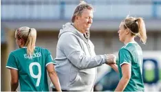  ?? Foto: dpa ?? Abschiedsg­ruß? Horst Hrubesch nach dem 4:0 Sieg gegen Slowenien mit Kristin De mann (re.) und Mandy Islacker.