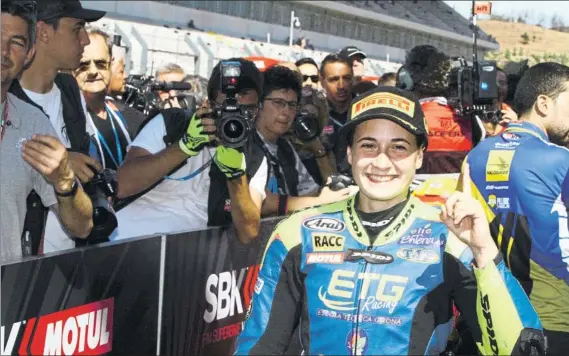  ??  ?? Ana Carrasco, celebrando su triunfo en la carrera de Supersport 300 celebrada en Portimao el pasado domingo, día en el que escribió su nombre con letras de oro en la historia del motociclis­mo