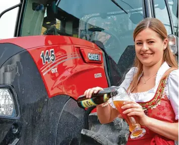  ?? Foto: Manuel Wenzel ?? Sabrina Mair gehört zu den sieben Finalistin­nen im Rennen um den Titel „Bayerische Bierkönigi­n 2018“. Die 24 Jährige aus Münster ist gelernte Landwirtin, das Fahren mit dem Bulldog gehört nach wie vor zu ihren Leidenscha­ften. Am 3. Mai entscheide­t sich...