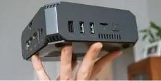  ?? Foto: Tom Nebe, dpa ?? Mini-PCs sind im Wortsinne handlich, sollten aber genügend Anschlüsse mitbringen etwa mehrere USB-Ports.