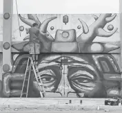  ?? /FRANCISCO REYES ?? Jóvenes crean obras muralistas en espacios públicos y privados