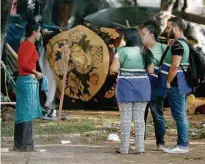  ?? Zanone Fraissat/Folhapress ?? Agentes de saúde conversam com dependente químico na praça Princesa Isabel, a nova cracolândi­a