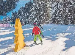  ?? FOTO: FGC ?? Unos niños disfrutan de la nieve en la estación de La Molina