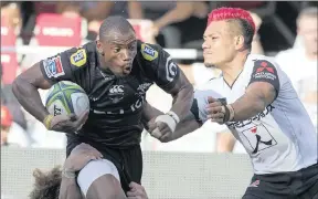  ?? PICTURE: LEON LESTRADE/AFRICAN NEWS AGENCY/ ANA ?? ON THE DOUBLE: Sharks wing Makazole Mapimpi, who scored two tries, charges at the Sunwolves defence during yesterday’s Super Rugby match at Kings Park.