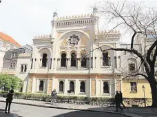  ?? Foto: Jan Zátorský, MAFRA Foto: Radek Cihla, MAFRA ?? Židovské dějiny Ve Španělské synagoze se mohou lidé seznámit s historií stavby i s židovskými dějinami a kulturou.