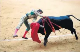  ?? EFE ?? Diego García, que dio la única vuelta al ruedo, estoqueand­o ayer en Zaragoza.