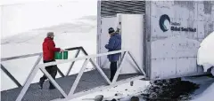  ??  ?? Kisten mit Pflanzensa­men werden in die im norwegisch­en Spitzberge­n gelegene Samenbank Svalbard Global Seed Vault gebracht.