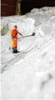  ?? Foto: dpa ?? Nein, das ist kein Schnee, das ist Salz. In vielen Städten werden Tonnen davon für den Winterdien­st gelagert. Denn das Salz ist für Autofahrer wichtig.