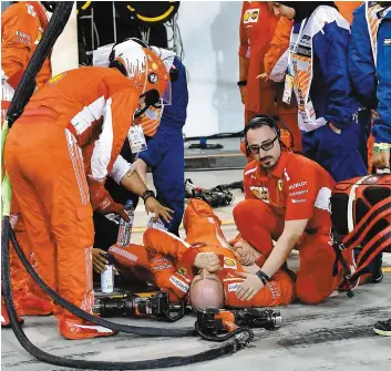  ?? PHOTO AFP ?? Un mécanicien de Ferrari a eu la jambe brisée lorsque la voiture de Kimi Räikkönen l’a percuté lors d’un arrêt aux puits.