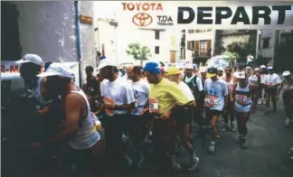  ?? (Photos d’archives DR) ?? Tee-shirt en coton sur les épaules, bob sur la tête et des tennis aux pieds, les premiers participan­ts étaient aussi nature que la course éponyme du Verdon.