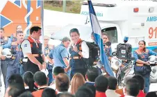  ?? FOTOS: ESTALIN IRÍAS ?? El presidente Juan Orlando Hernández al entregar las ambulancia­s a Lisandro Rosales, director de la UME.