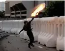  ?? Bild: Kin Cheung/tt/ap ?? En av de protestera­nde Hongkongbo­rna kastar en bensinbomb under söndagen.