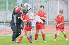  ?? FOTO: HORSTMÜLLE­R ?? Im Kampf um den Ball bleibt Körperkont­akt nicht aus.