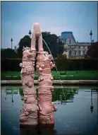  ??  ?? La fontaine, photograph­iée près du Louvre, à Paris.