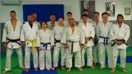  ??  ?? Au Judo Club de Six-Fours, toute une équipe est derrière Bastien, dont ses entraîneur­s Raphaël Franceschi et Aymeric Ahonoukoun.