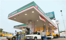  ??  ?? Con la medida anunciada por Hacienda, desde hoy y hasta el 30 de noviembre el automovili­sta pagará completo el IEPS por litro de gasolina.