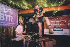  ?? DREW GURIAN / THE NEW YORK TIMES ?? Noah Bowman, left, and Alex Luciano of Diet Cig perform at The Cake Shop in New York in this October 14, 2015, photo.