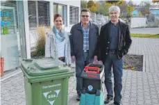  ?? FOTO: GOA ?? Winfried Hoffmann aus Neresheim (Mitte) hat die 7000. Grünmüllto­nne der GOA bestellt. Dazu gratuliert­en Bettina Mögling und Robert Schöburg (Leitung Vertrieb, rechts).