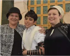  ?? (Sarah Levin/OneFamily) ?? OR-HADASH PERETZ with his mother, Shlomit, and his grandmothe­r, Miriam Peretz.