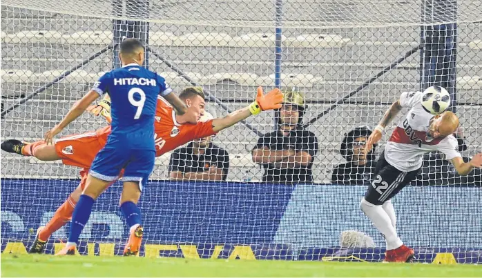  ?? Fotobaires ?? Ya salió el derechazo de Robertone que terminará en el golazo de Vélez ante River, en Liniers; ni Armani ni Pinola lo pueden evitar