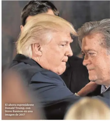  ??  ?? El ahora expresiden­te Donald Trump, con Steve Bannon en una imagen de 2017