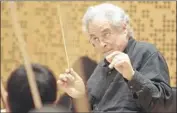  ?? Greenwich Entertainm­ent ?? ITZHAK PERLMAN is caught mid-conduct in a delightful new documentar­y on the living legend.